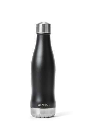 Botella de agua aislada negra con tapa y base plateadas, etiquetada como "GLACIAL", colocada en posición vertical sobre un fondo blanco.