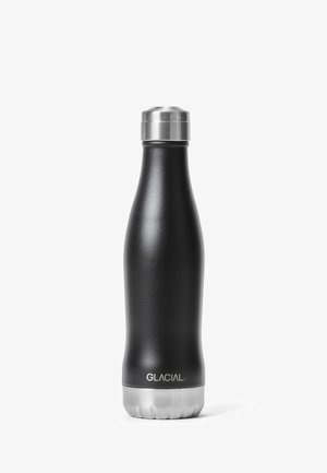 Botella de agua aislada negra con tapa y base plateadas, etiquetada como "GLACIAL", colocada en posición vertical sobre un fondo blanco.