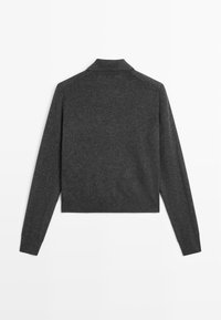 Tmavě šedý polo svetr s dlouhými rukávy. Vyrobeno z měkkého materiálu s plochým límcem. Obsahuje ribbované manžety a lem, zkrácený design.