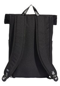 Svart rull-top ryggsäck i tygmaterial, justerbara vadderade remmar, framfickor och ett handtag för bärning högst upp. Har märkta detaljer.