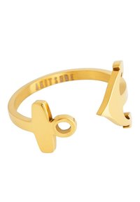 Anello in tonalità oro caratterizzato da un design minimalista con una fascia aperta, decorato da forme geometriche e una superficie liscia e lucida.