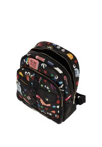 Sac à dos noir avec plusieurs compartiments zippés. Décoré de graphismes colorés incluant des emojis, des étoiles et des motifs sur une surface texturée.