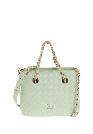 Borsa a tracolla in pelle intrecciata verde chiaro con manici a catena dorata e tracolla regolabile, caratterizzata da un piccolo logo dorato sul davanti.