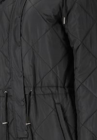Zwarte gewatteerde jas met een getailleerde taille, met drukknoopsluiting en trekkoordsluitingen. Gladde, glanzende stof met een ruitpatroon.