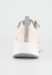 Vista posteriore di sneaker rosa chiaro con linguetta in rete grigia e lacci, dotate di suola bianca imbottita e un accento grigio sul tallone.