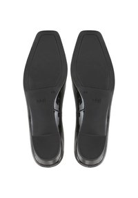 Chaussures à talons hauts en cuir verni noir avec une finition lisse et brillante, présentant un bout pointu et une semelle robuste et texturée.