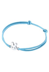 Blåt tygarmband med två trådar, prytt med en silverkanincharms med två klara ädelstenar som ögon.