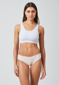 Grauer Baumwoll-Bralette mit Rundhalsausschnitt und breiten Trägern, kombiniert mit hellrosa Slips mit Spitzenbesatz. Glatte Textur, figurbetontes Design.