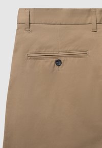 Khakihosen aus glattem Stoff, mit einer Gesäßtasche mit Knopfverschluss und Gürtelschlaufen. Dezenter Struktur des Materials.