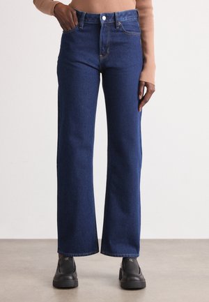Donkerblauwe hoge taille jeans met een recht pijpdesign, gemaakt van denim. Voorzien van een knoop- en ritssluiting, en zijzakken.