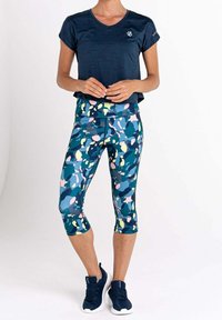 T-shirt sportivo in navy con maniche corte, abbinato a leggings capri con un motivo camouflage nei colori blu, verde, rosa e giallo.