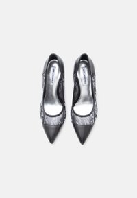 Μαύρα ψηλοτάκουνα παπούτσια με μυτερή μύτη, με σατέν επάνω μέρος διακοσμημένο με λευκό σχέδιο και λεία μεταλλική εσωτερική σόλα.