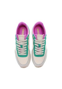 Färgglada sneakers med en krämfärgad ovandel, gröna mockadetaljer, lavendelfärgad innerfoder och grå texturerad sula. Snörena är beigea.