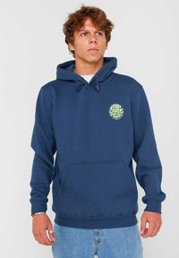 Felpa blu navy realizzata in tessuto morbido, dotata di tasca frontale, cappuccio con coulisse regolabile e un logo circolare verde lime sul petto.