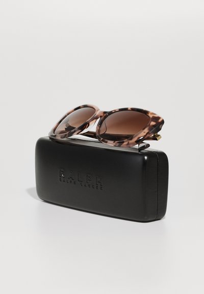 Ochelari de soare cu model țestoasă, cu lentile degradate de culoare maro. Culori burlywood și maron închis, cu un etui protector negru, cu logo-ul embosat.