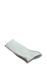 Scaldamuscoli in maglia rigata grigio chiaro e grigio scuro, con una morbida texture e un design a strati per calore e comfort.