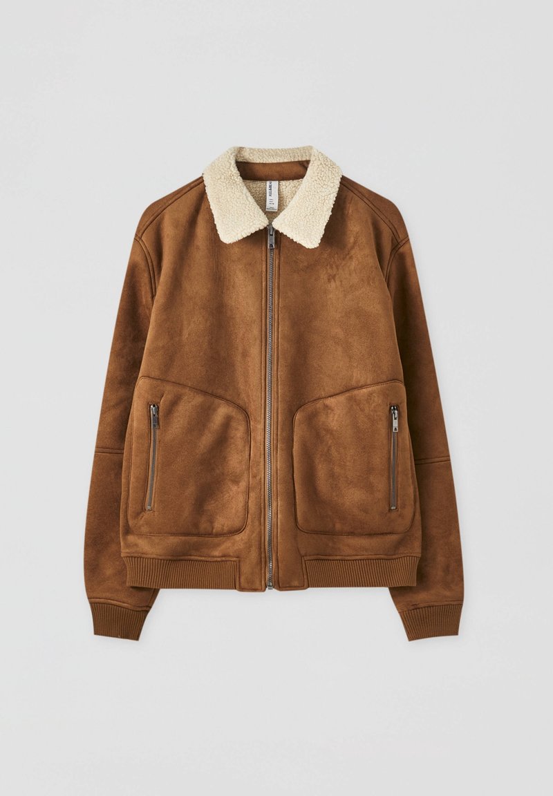 Veste en suède marron avec col en polaire blanche, fermeture éclair à l’avant, deux poches latérales zippées et poignets et bord-côte à l’ourlet sur fond uni.