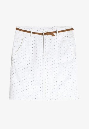 Falda blanca hasta la rodilla con pequeños lunares negros, bolsillos delanteros y un cinturón delgado trenzado marrón con hebilla metálica.