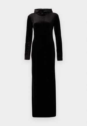 Vestido largo de terciopelo negro con mangas largas y un silueta ajustada, con un cuello alto. Textura suave, sin adornos, diseño minimalista.