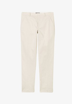 Beige broek met rechte pijpen, ceintuurlussen, zijzakken en een ritssluiting aan de voorkant, weergegeven tegen een witte achtergrond.