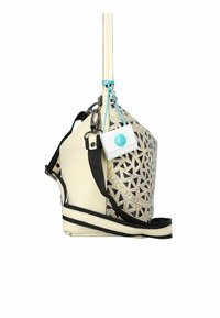 Creme leren tas met geometrische zilveren details, verstelbare strap en een verwijderbaar klein zakje dat is bevestigd met een turquoise clip.
