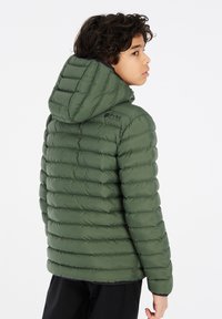 Groene gewatteerde pufferjack met een capuchon, voorzien van horizontale quiltlijnen en een logo op de schouder. Gladde, glanzende textuur.