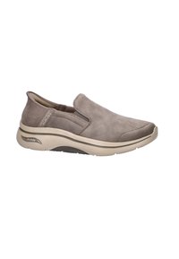 Grijze instap schoen van suede materiaal. Heeft een lage profiel, flexibele zool en elastische zijpanelen voor gemakkelijke instap. Geaccentueerd met "ArchFit".