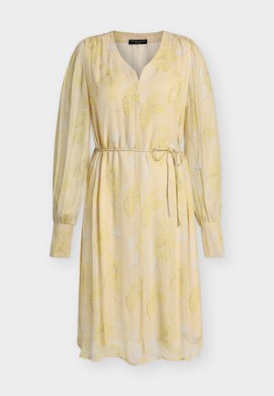 Vestito midi giallo chiaro con maniche lunghe a sbuffo, stampa floreale discreta, scollatura a V e una sottile cintura da annodare in vita.