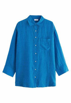 Blå skjorte med lange ærmer, knapper foran, enkelt brystlomme, spids krave og hvide knapper ned foran.