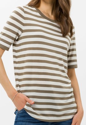 T-shirt rayé avec un col rond, présentant des rayures beige et marron alternées. Manches courtes et coupe décontractée. Texture de tissu douce.