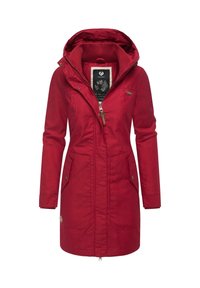 Giacca rossa resistente all'acqua con cappuccio, chiusura frontale con zip e tasche con bottoni a pressione. Caratterizzata da un interno foderato e dettagli decorativi in metallo.