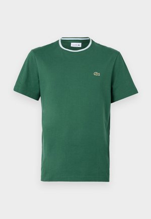 Tricou verde cu guler rotund, fabricat din bumbac, cu mâneci scurte, având un guler ribetat alb și verde în contrast și un mic logo brodat.