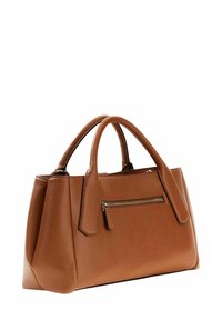 Sac à main en cuir marron avec une finition texturée, deux poignées courtes, une poche avant zippée et des éléments de design angulaires.