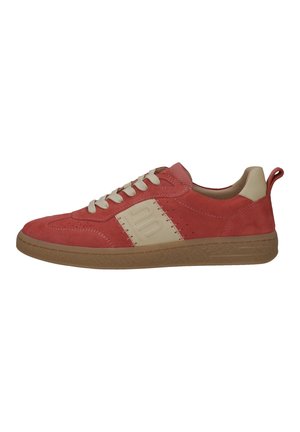 Zapatilla de ante rojo con detalles en crema, que presenta un diseño de cordones, detalles perforados y suela de goma. Etiqueta en el talón para facilitar su uso.