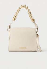 Τσάντα Steve Madden σε κρεμ απόχρωση με απαλή υφή, λαβή τυλιγμένη με χρυσή αλυσίδα και μικρό δερμάτινο λουρί καρπού προσαρτημένο στο πλάι.