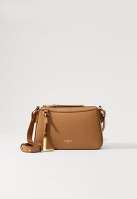 Borsa a tracolla in vera pelle color tan con finitura texturizzata, hardware in oro e tracolla regolabile. Presenta una chiusura con zip e dettagli con marchio.