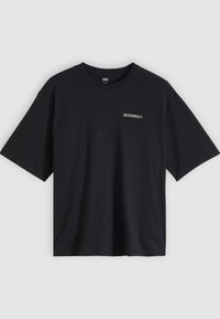 T-shirt preta de algodão com mangas curtas, gola redonda e pequeno logótipo "Levi Strauss & Co." bordado no peito esquerdo.