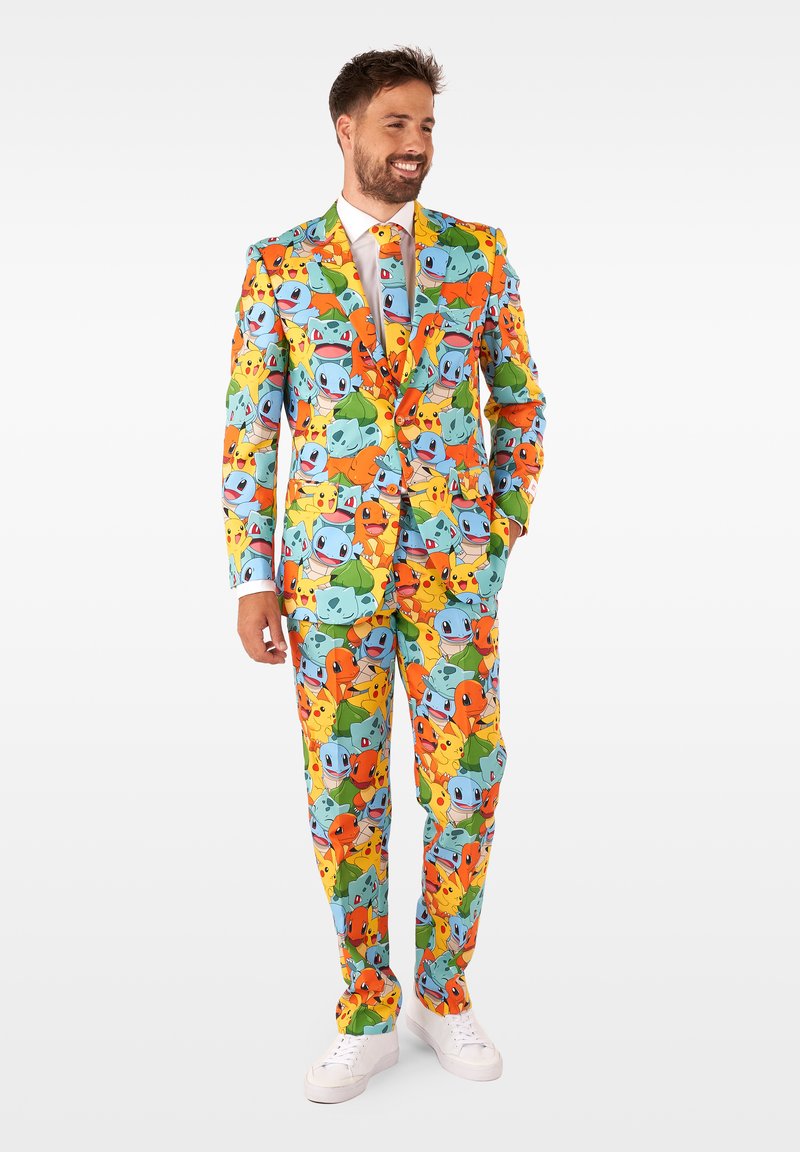 Kleurrijk two-piece pak met een cartoonpatroon van verschillende Pokémon-personages in blauw, groen, oranje en geel op een lichtblauwe achtergrond.