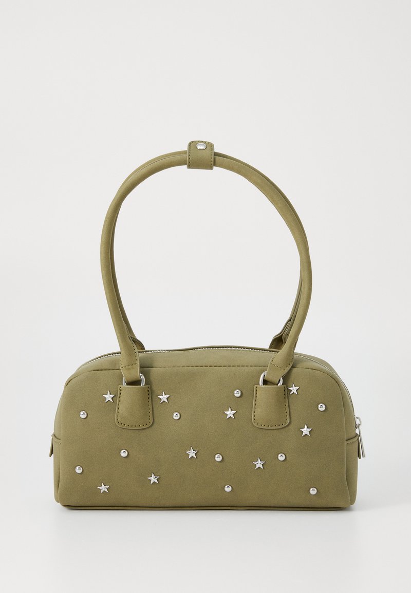 Sac en suède synthétique vert olive avec des embellissements en étoile argentée et des clous. Il dispose de deux courtes poignées et d'une fermeture éclair en haut.