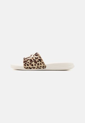 Hvid slidesandal med bred leopardprint rem tværs over toppen, vist i sideprofil på en ensfarvet baggrund.