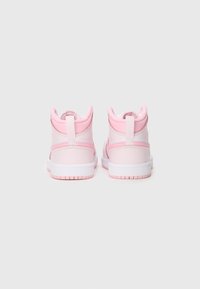 Et par rosa og hvite høye sneakers vist fra baksiden, med polstrede krager og trekkjern mot en enkel bakgrunn.