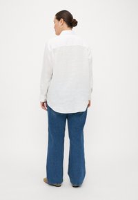 Tommy Hilfiger Curve RELAXED SHIRT - Skjortebluse - optic white