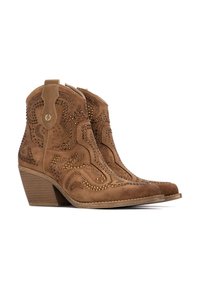 Stivali alla caviglia in suede marrone con punta affusolata, motivi decorativi a spirale e borchie scintillanti, dotati di tacco a blocco e anelli laterali.