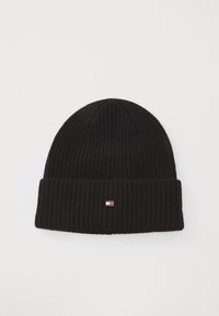Beanie tricotat, de culoare neagră, cu o textură ribbată și un tiv pliat, având un mic etichetă cu logo, cu accente roșii, albe și albastre.