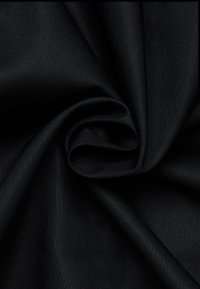 Zwarte stof met een gladde textuur en een subtiele glans. Het is dicht geweven, met een consistent patroon, en valt in zachte plooien.