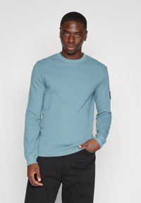 Calvin Klein Jeans BADGE TEE - Top dugih rukava - goblin blue