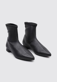 Sandra Fontán Botines - black