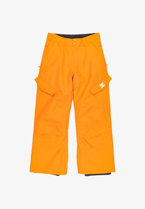 Oranje sneeuwbroek met een losse pasvorm, voorzien van cargozakken en knoopsluitingen. Gemaakt van stevig, weersbestendig materiaal.