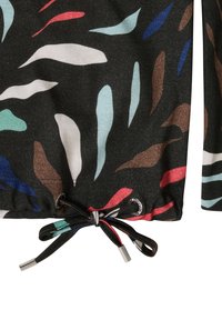 Tela negra con un patrón abstracto multicolor de formas curvas. Cuenta con un dobladillo fruncido con cordones ajustables y herrajes metálicos.