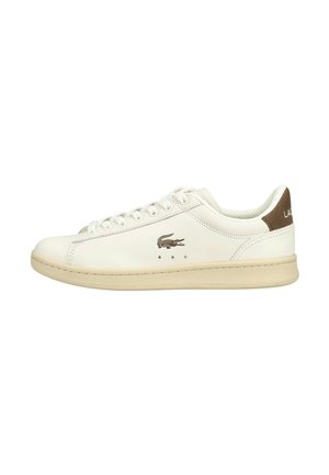 Sneaker in pelle bianca con suola beige, linguetta posteriore marrone, design con lacci e logo coccodrillo sul lato.